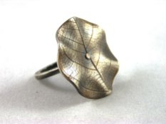 wavy leaf ring